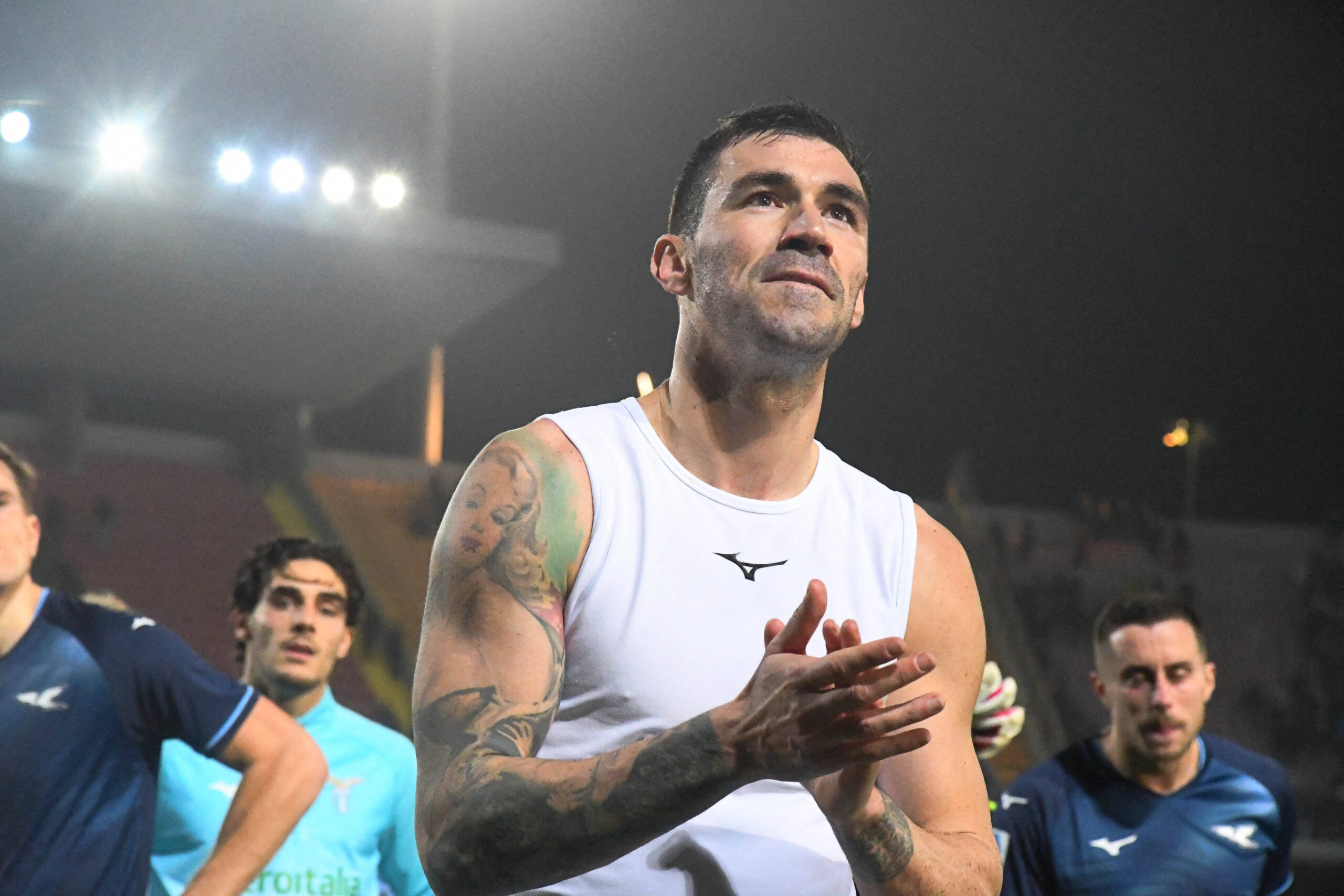 Romagnoli saluta i tifosi della Lazio