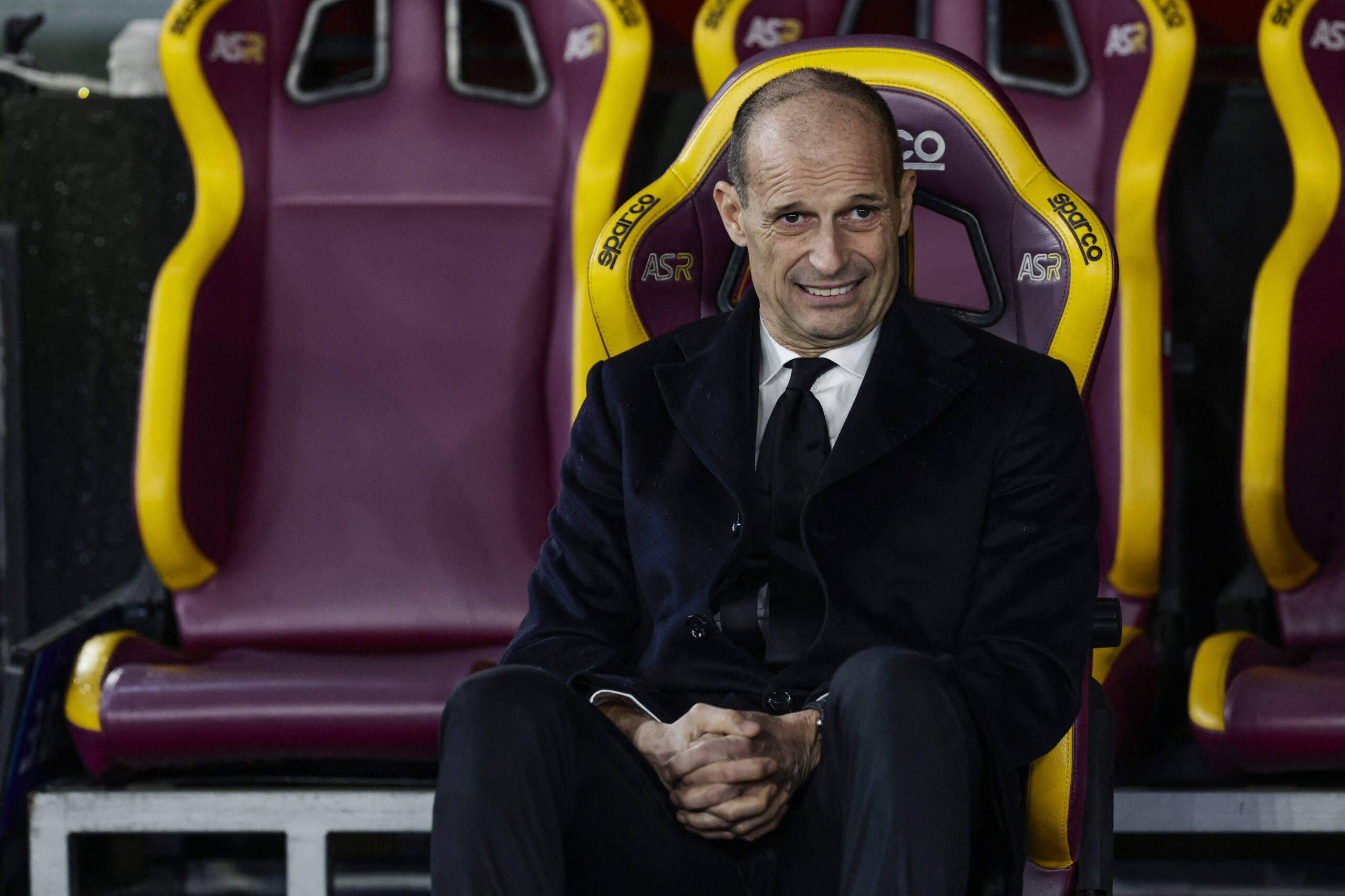 Max Allegri in panchina durante Roma-Milan
