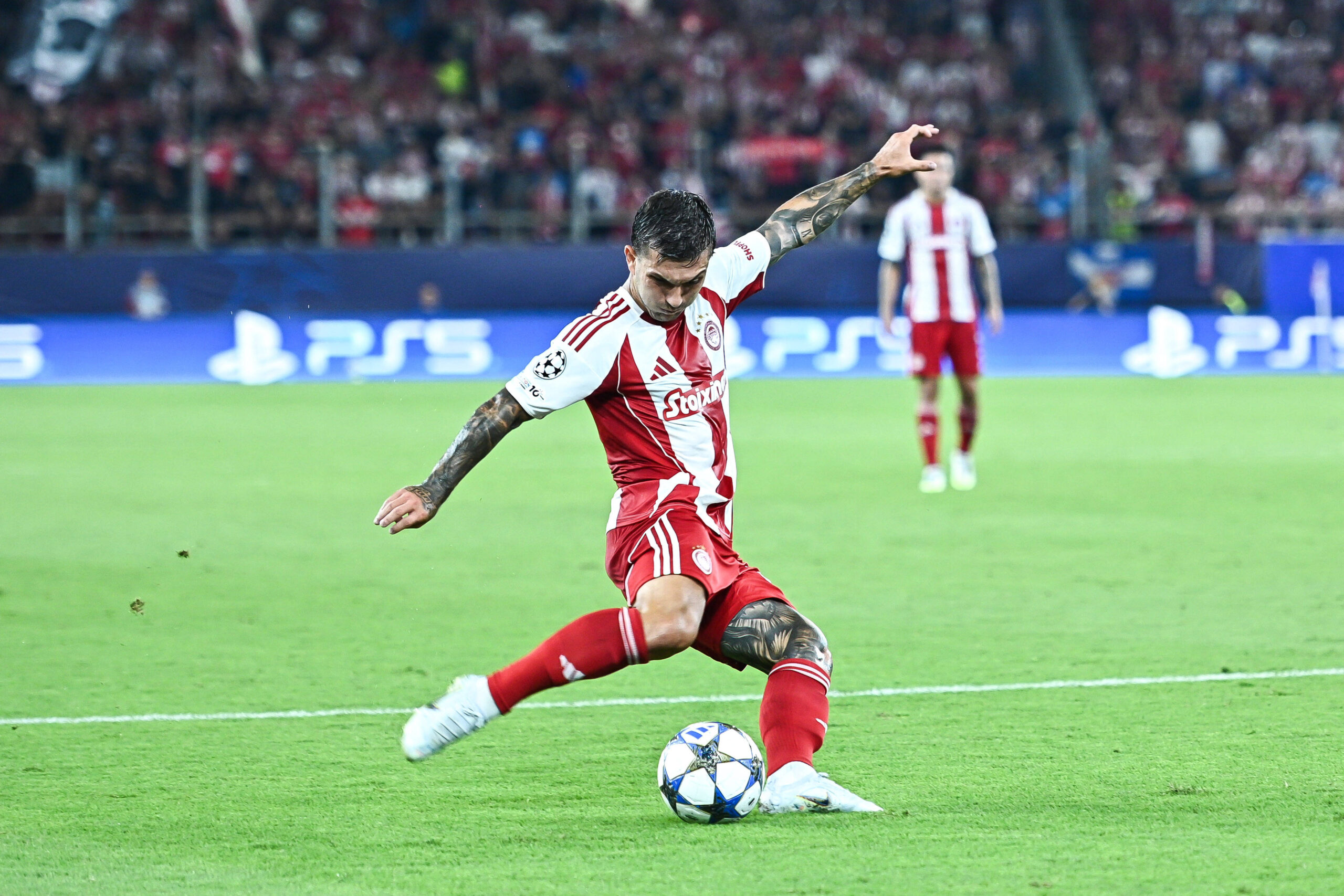 Strefezza con la maglia dell'Olympiakos