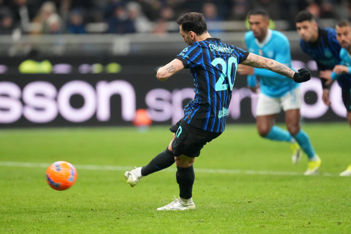 Il rigore di Calhanoglu contro il Napoli