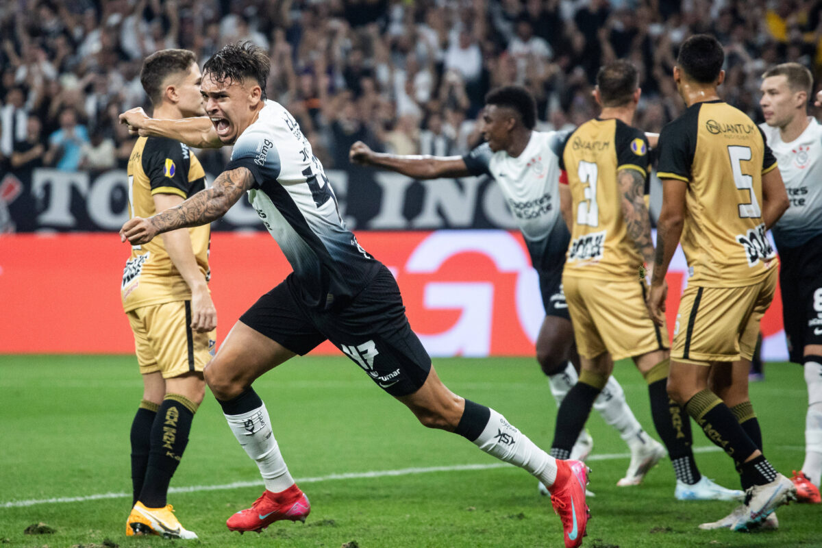 Joao Pedro Tchoca con la maglia del Corinthians