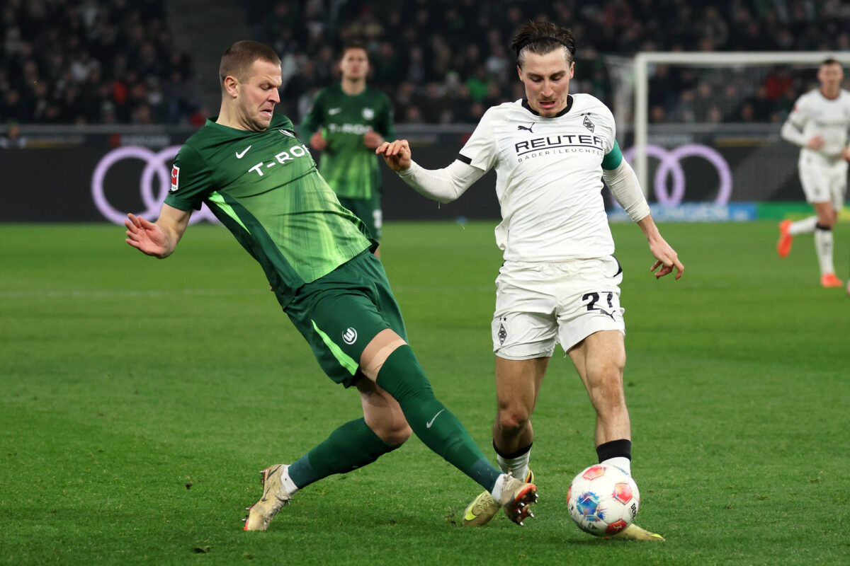 Denis Vavro in azione con la maglia del Wolfsburg