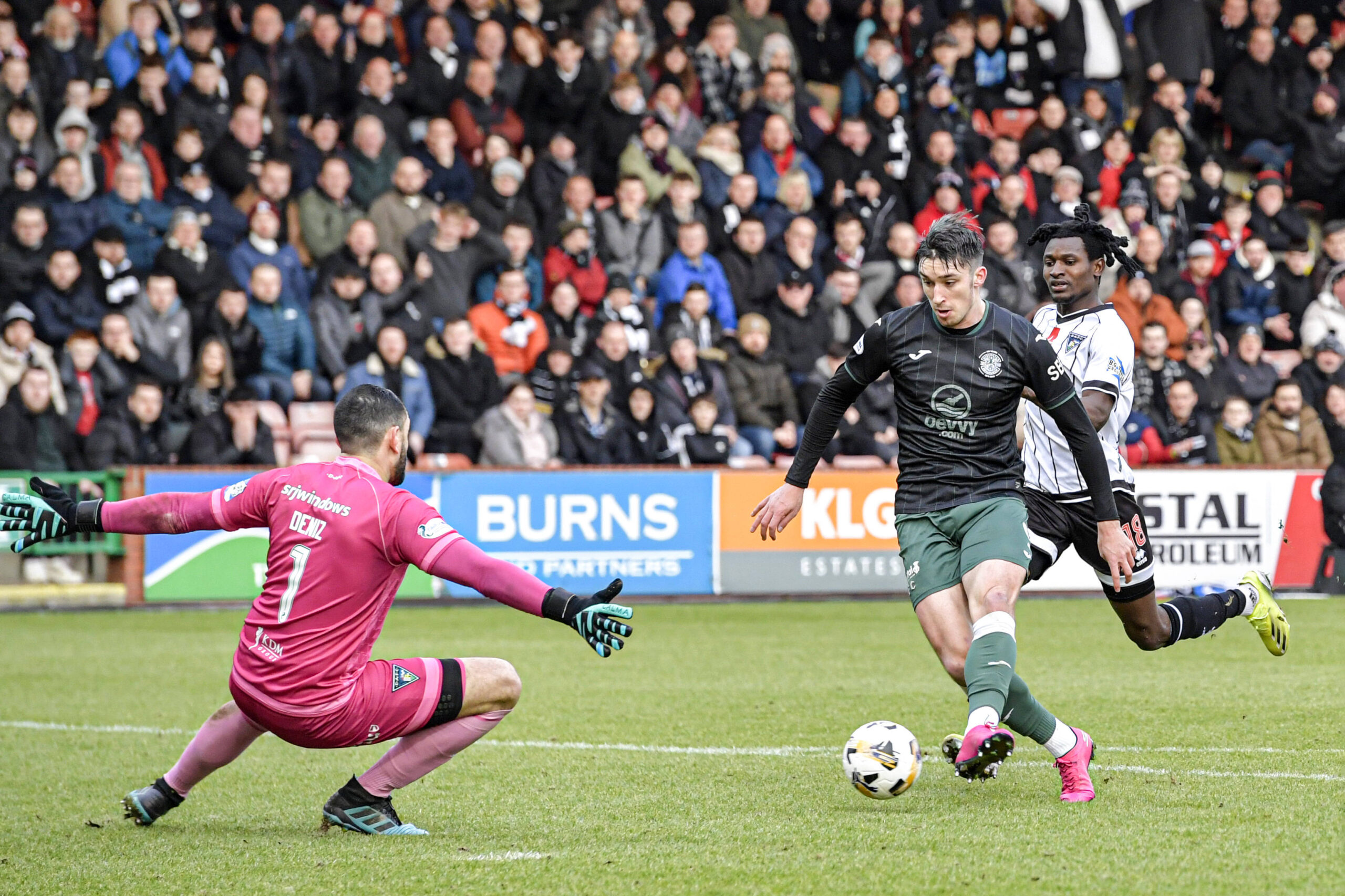 Kieron Bowie con la maglia dell'Hibernian