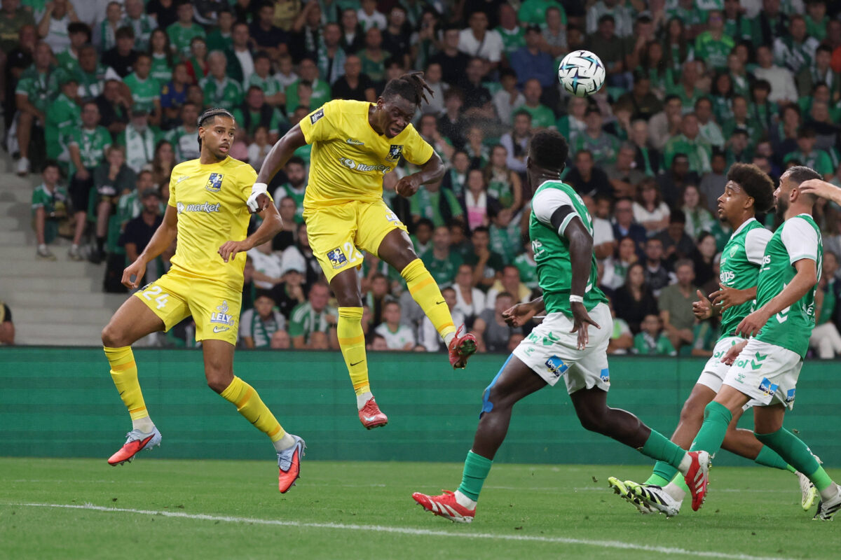 Nesta Elphege in azione con la maglia del Grenoble