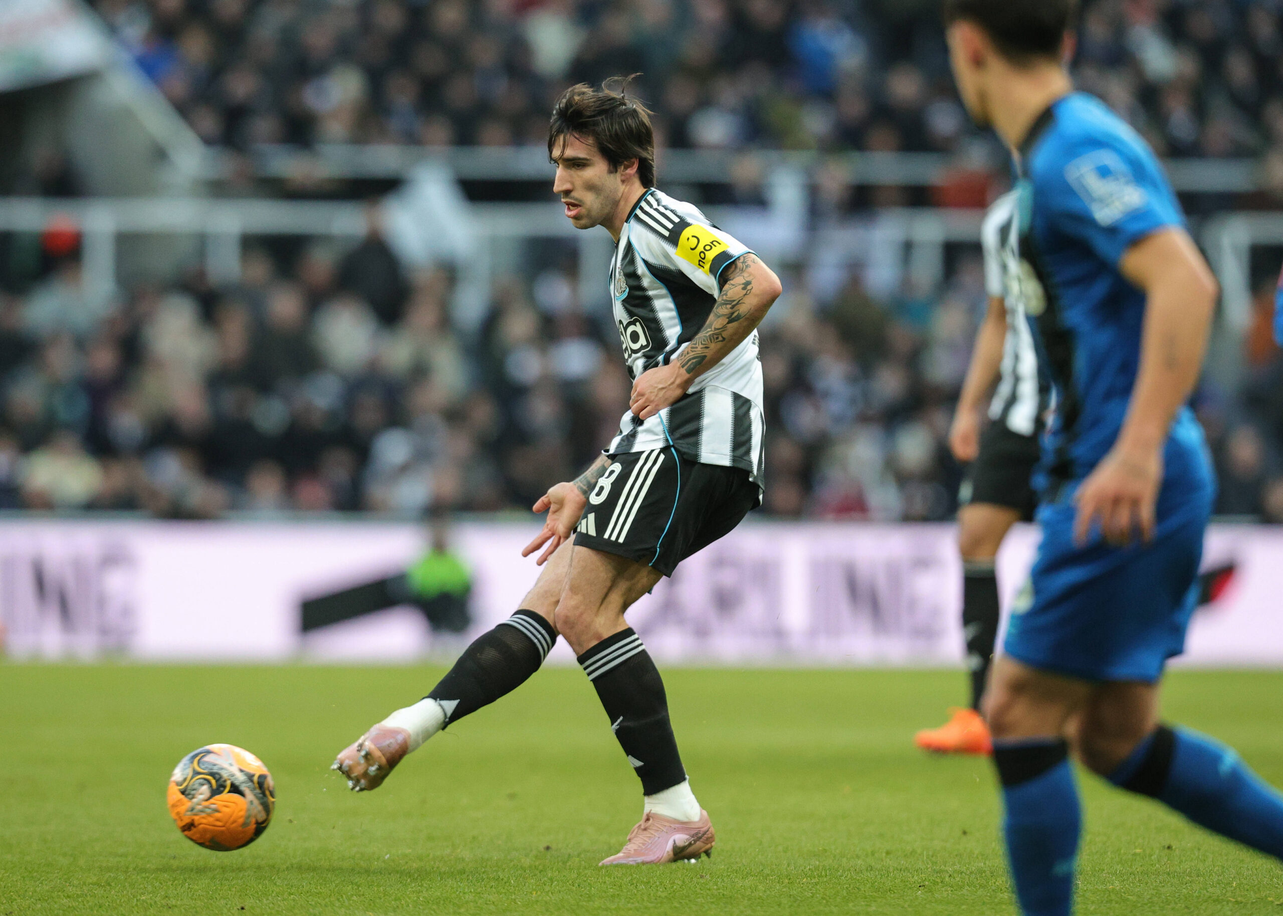 Tonali durante una partita di FA Cup