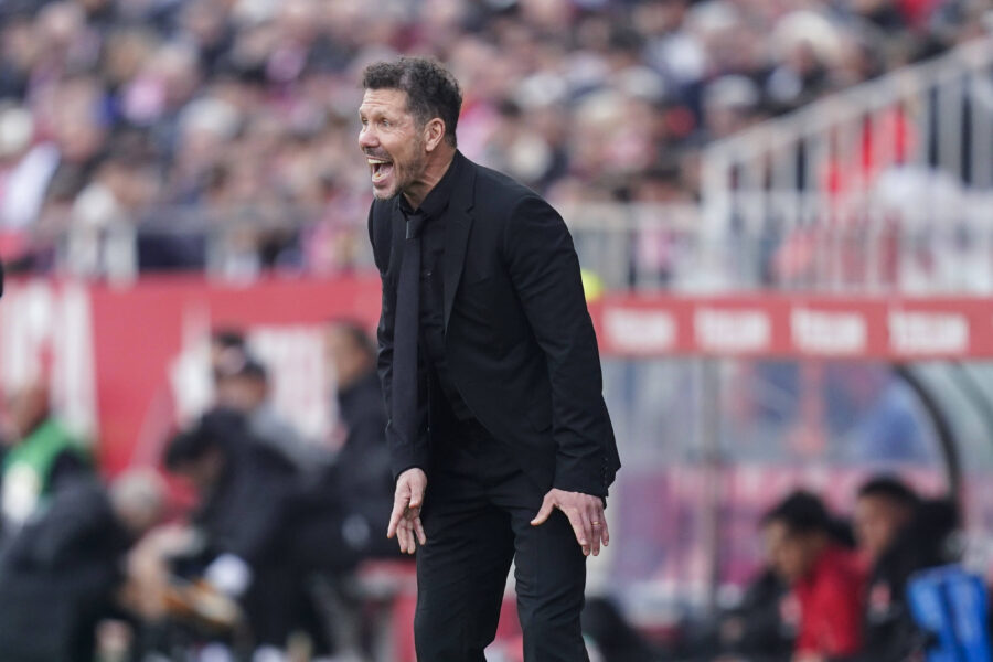 Simeone dà indicazioni ai suoi durante Girona-Atletico Madrid
