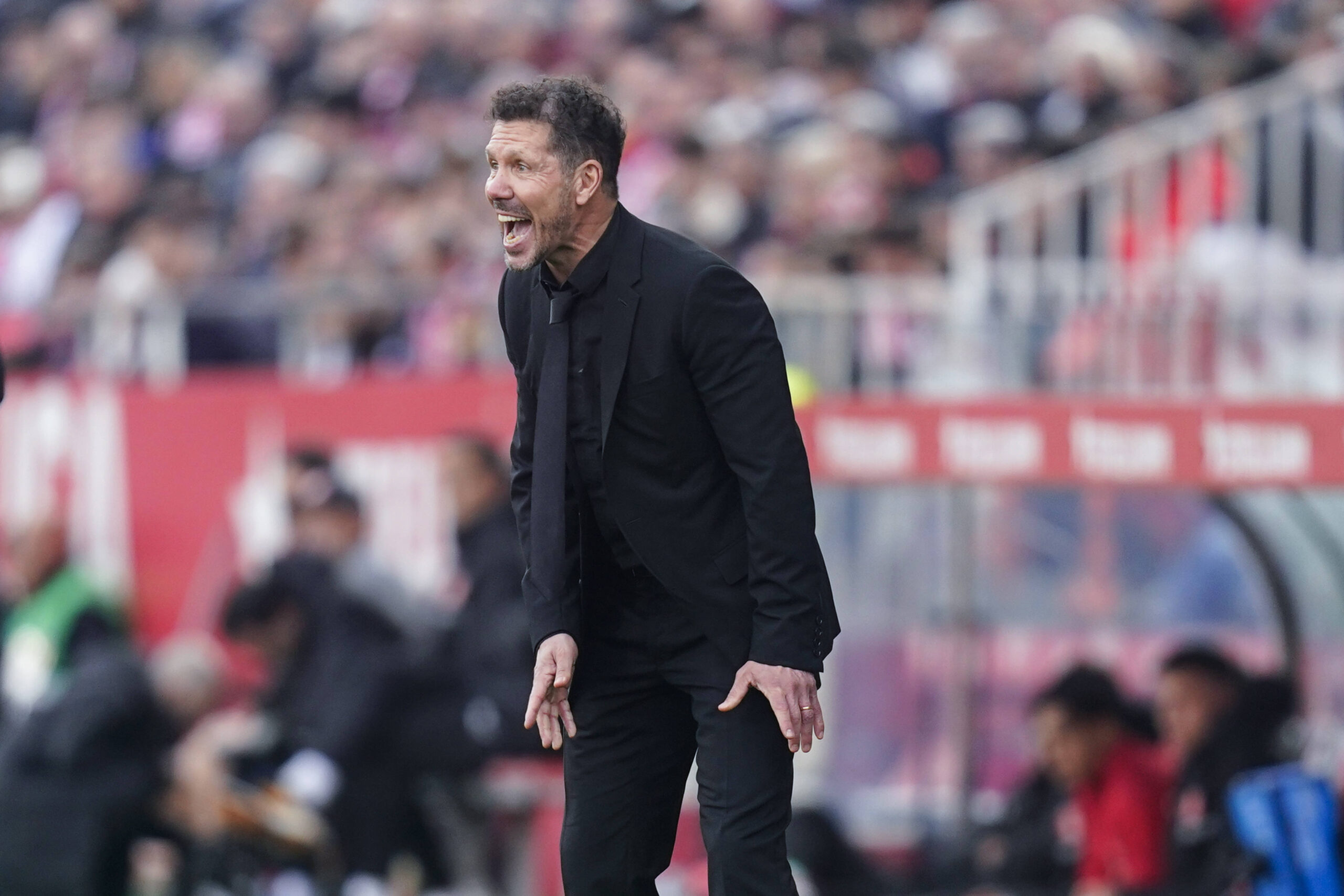 Simeone dà indicazioni ai suoi durante Girona-Atletico Madrid