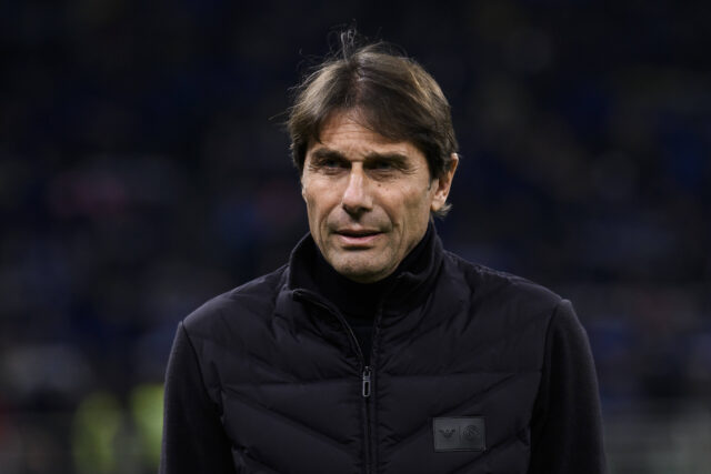 Antonio Conte con lo sguardo perplesso