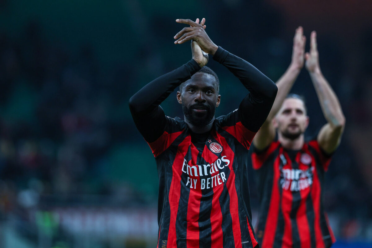 Fikayo Tomori applaude i tifosi del Milan