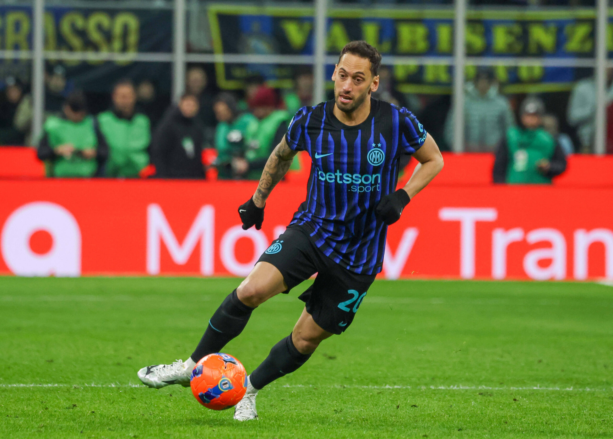 il centrocampista dell'Inter Hakan Calhanoglu