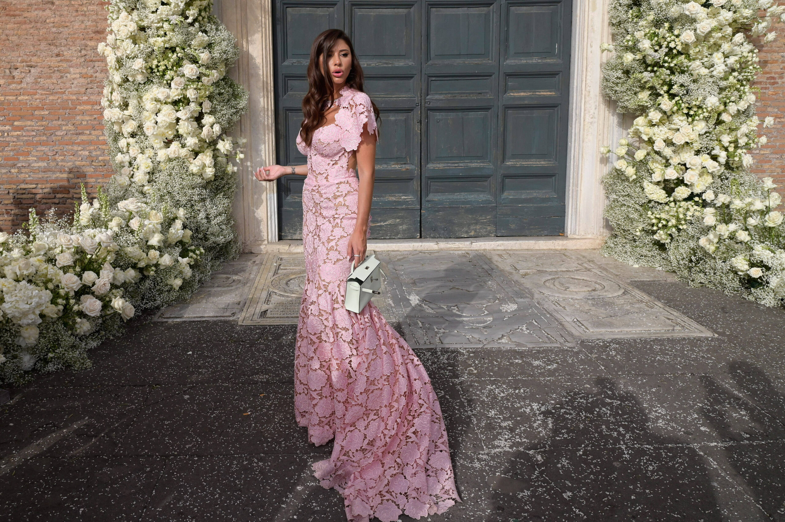 Angela Nasti durante il matrimonio della sorella Chiara