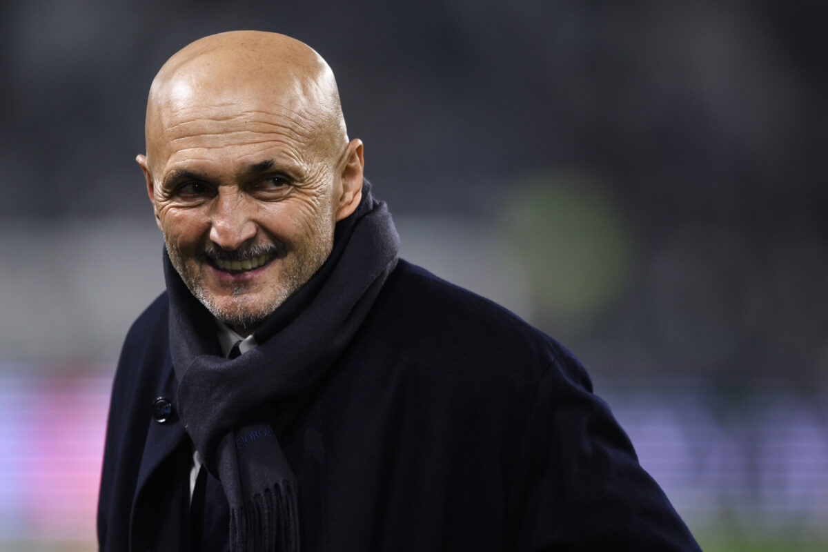 Luciano Spalletti sorride a bordo campo