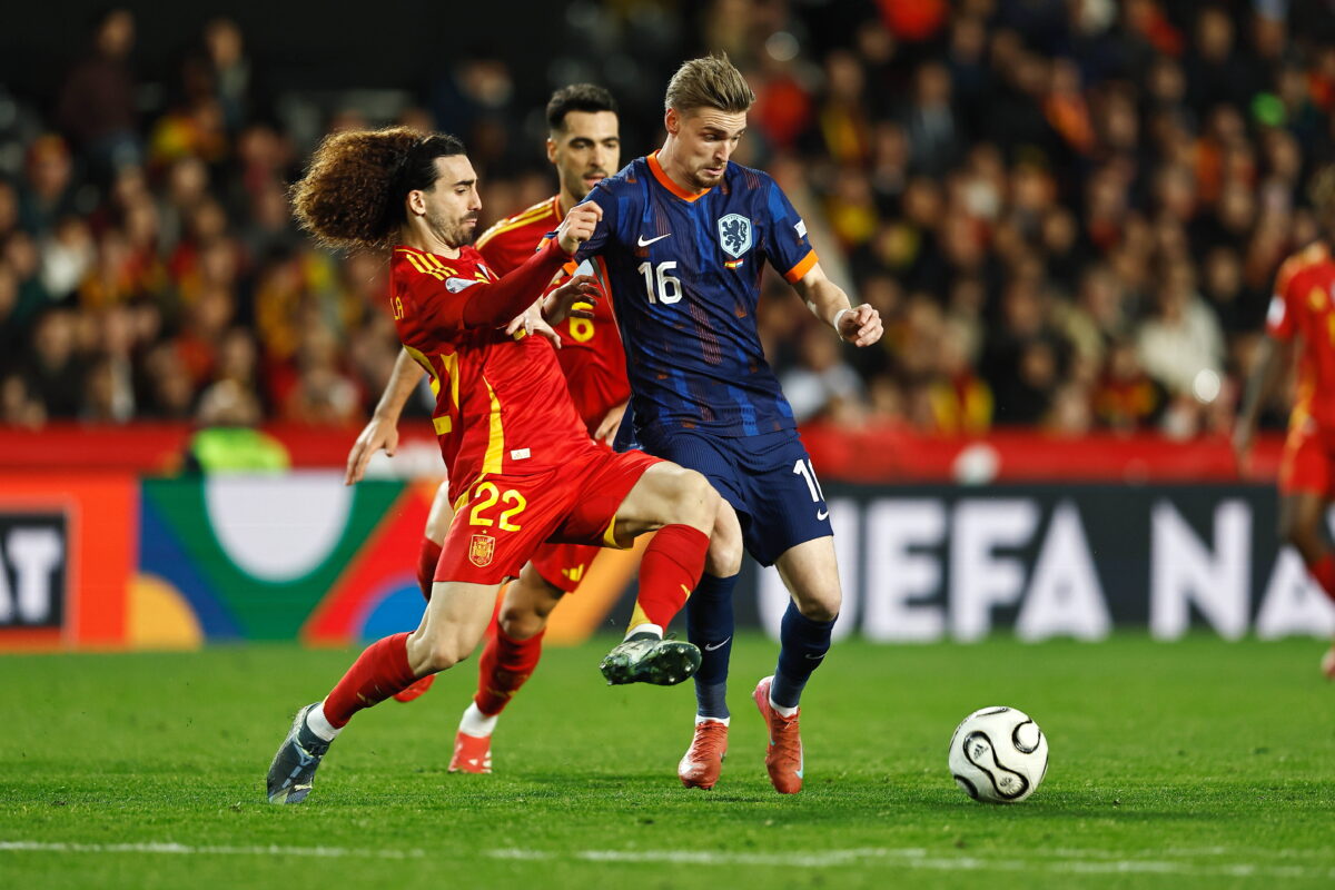 Kenneth Taylor in azione con la maglia della Nazionale olandese