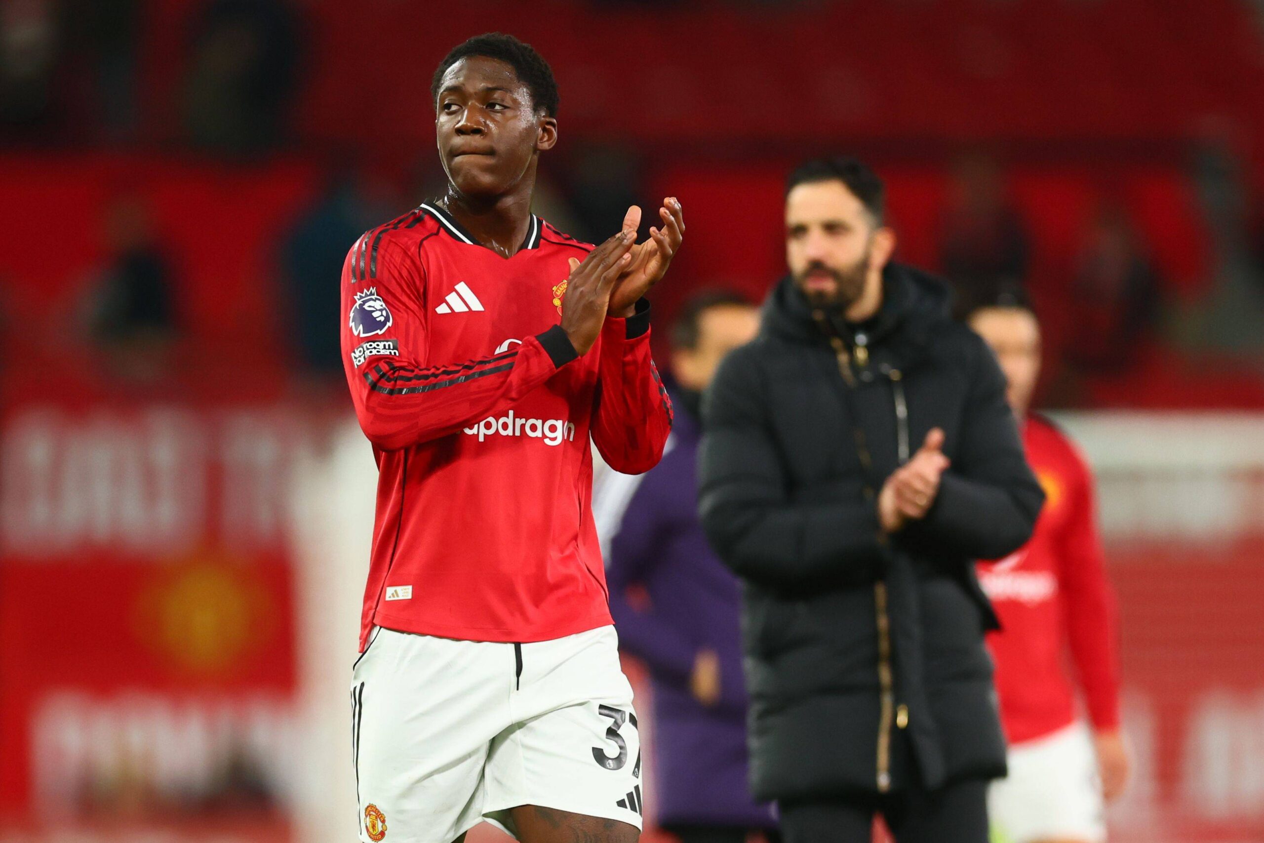 Kobbie Mainoo centrocampista del Manchester United,