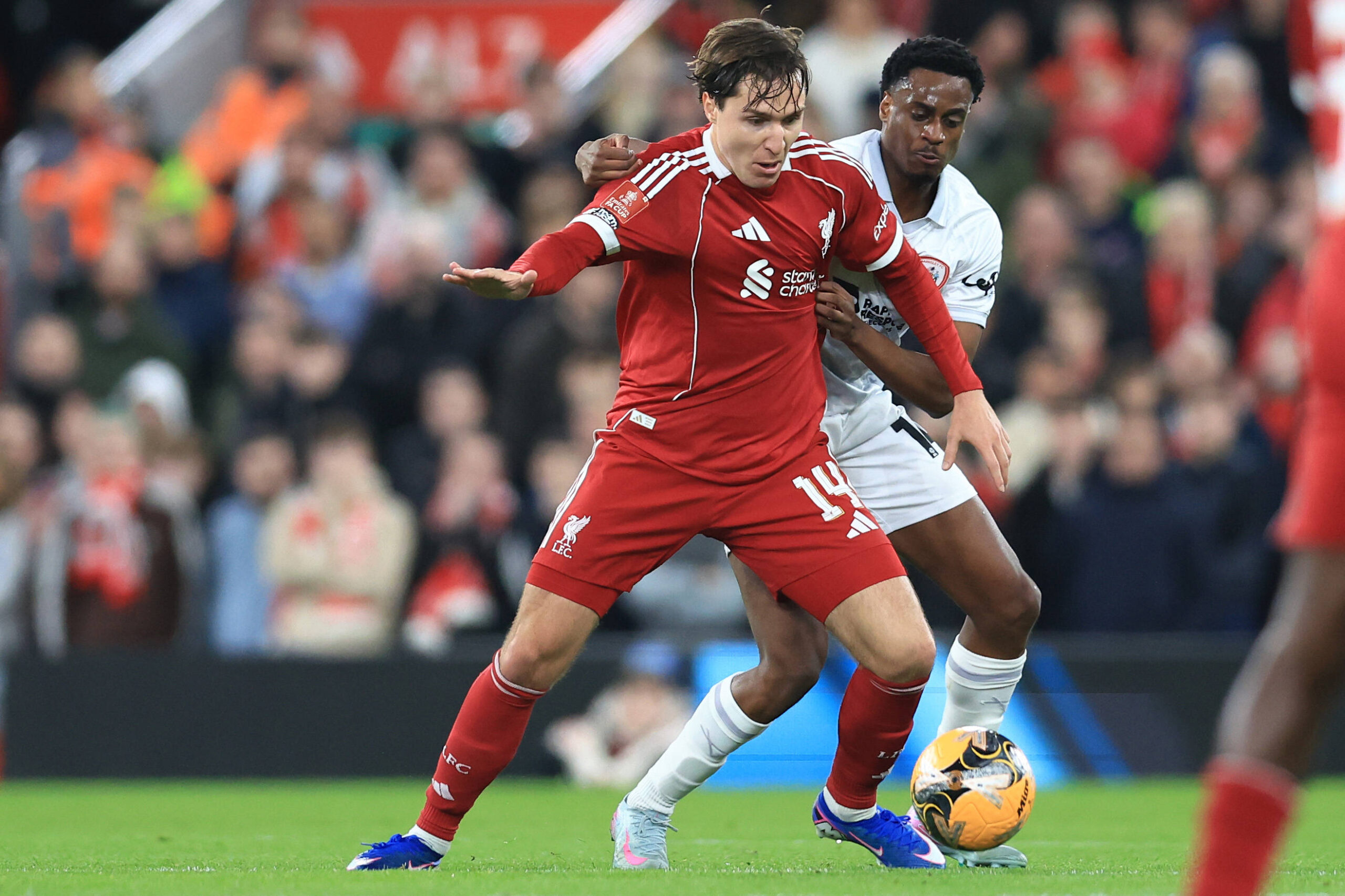 Chiesa con la maglia del Liverpool