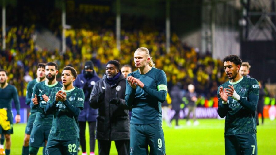I giocatori del Manchester City sotto ai propri tifosi