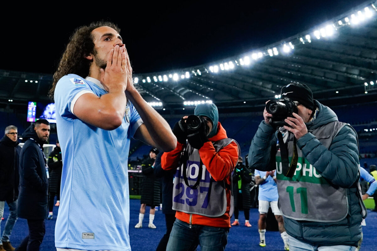 Matteo Guendouzi saluta i tifosi della Lazio