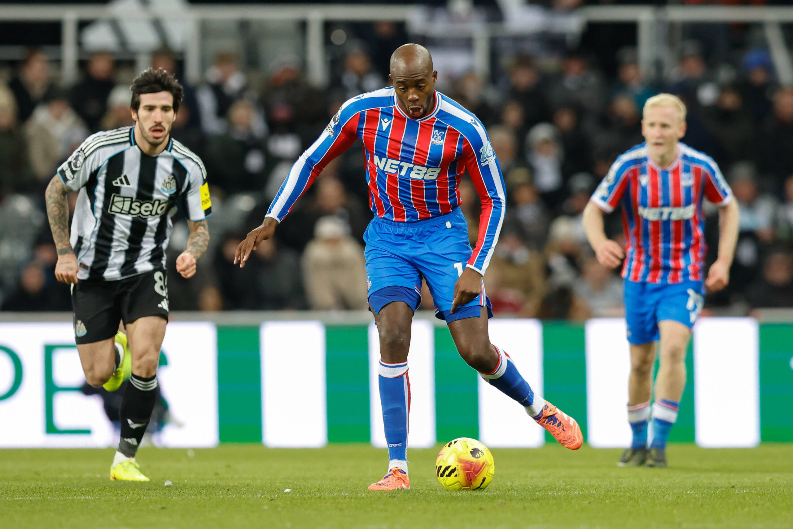 Mateta durabte la sfida contro il Newcastle