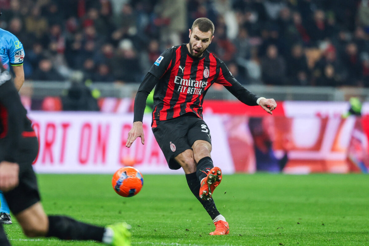 Pavlovic ara il dischetto prima del rigore durante Milan Genoa