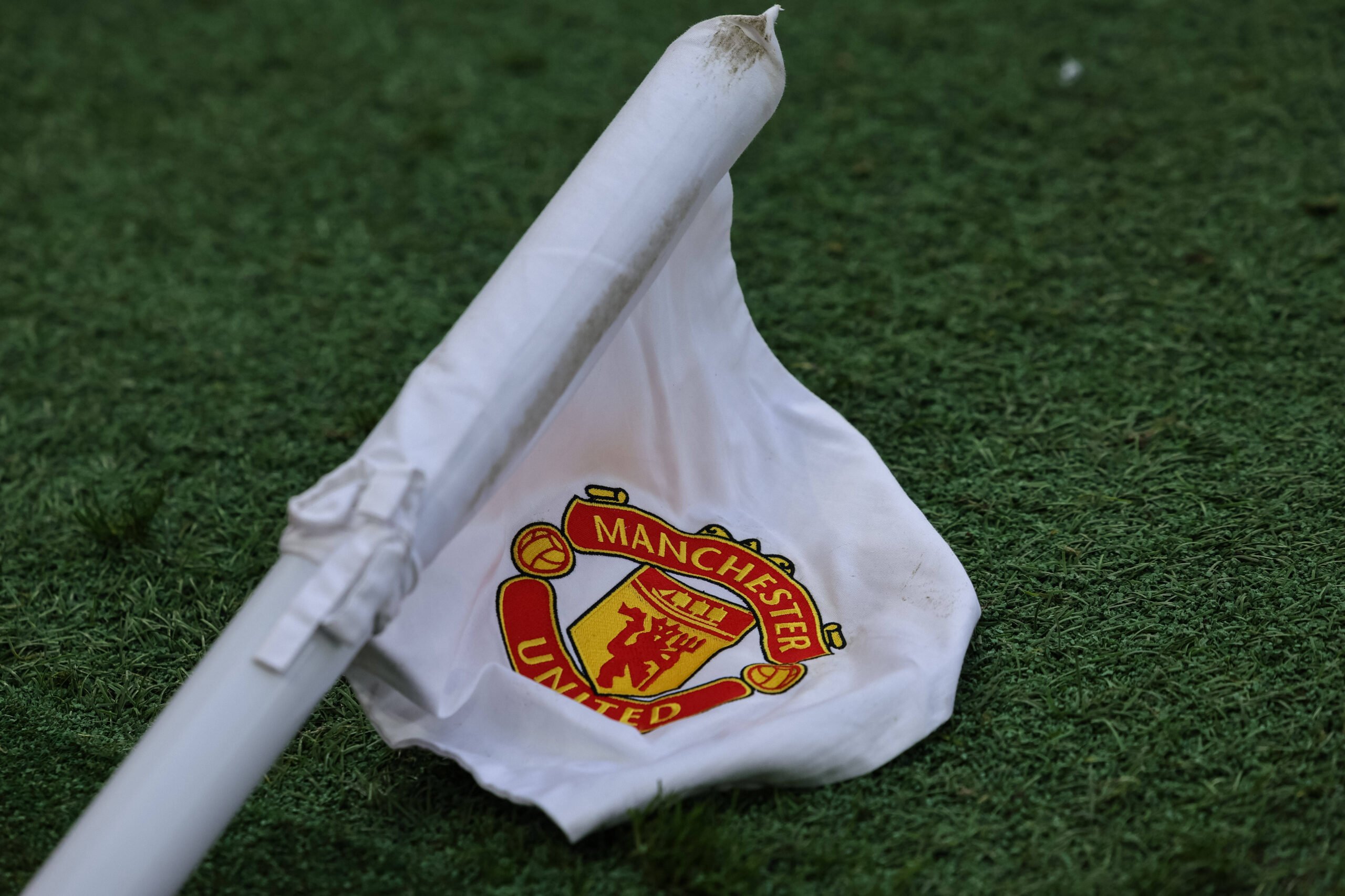 Il logo del Manchester United sulla bandierina all'Old Trafford