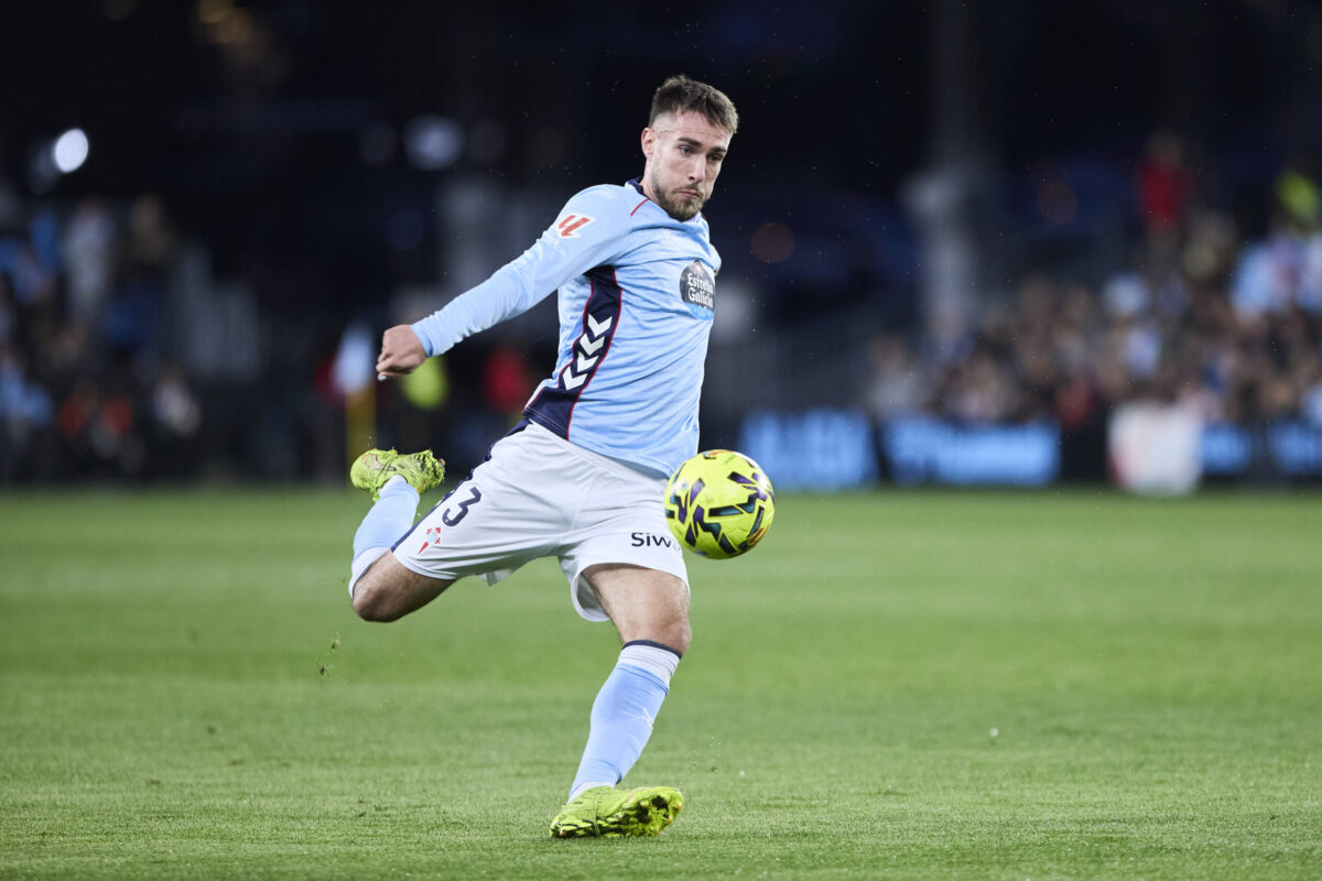 Oscar Mingueza si prepara a calciare il pallone 