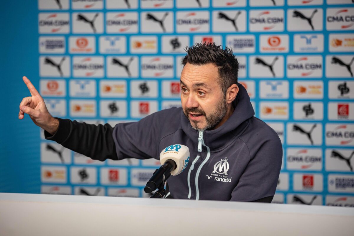 Il tecnico dell'OM Roberto de Zerbi in conferenza