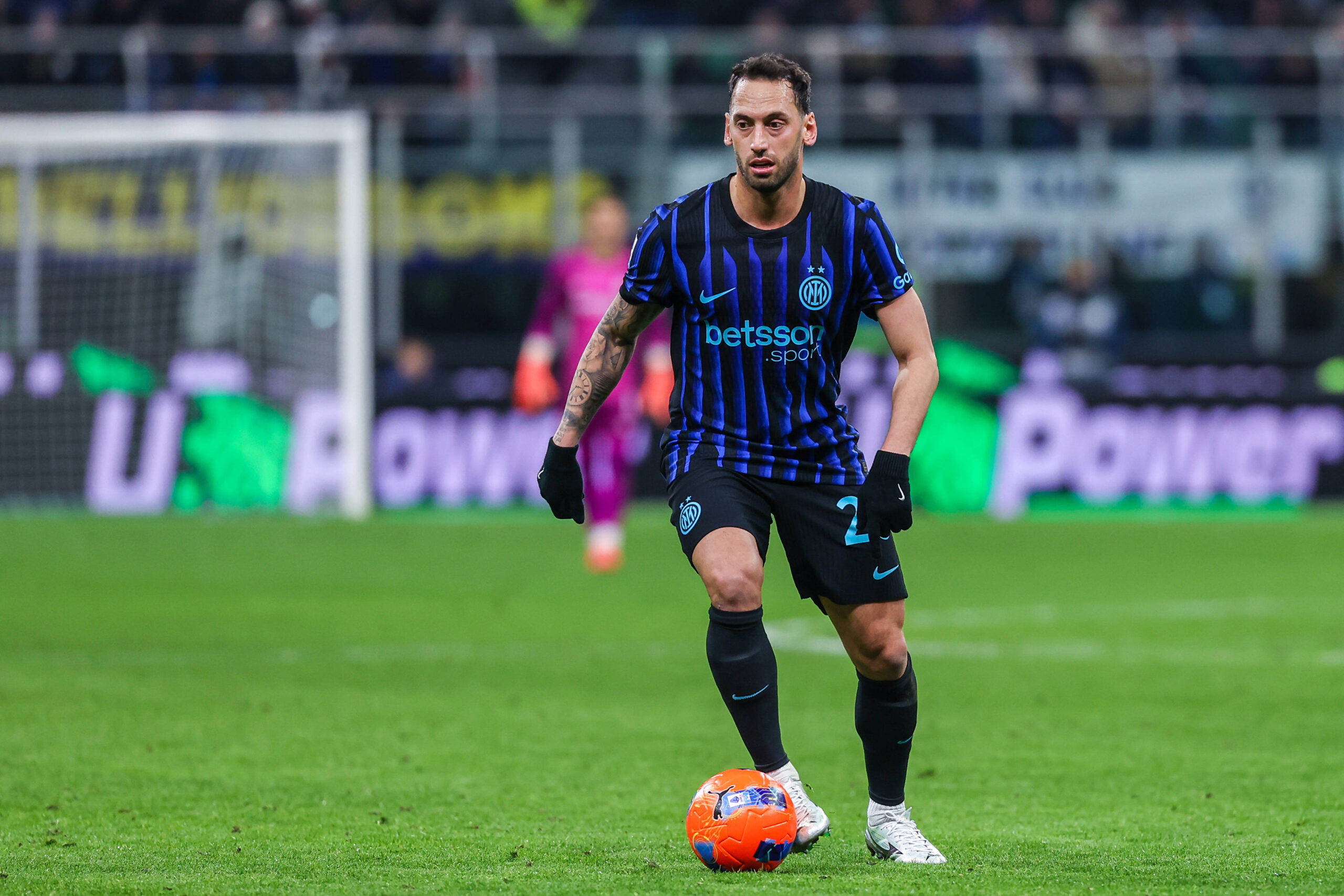 Calhanoglu durante una partita di campionato con l'Inter