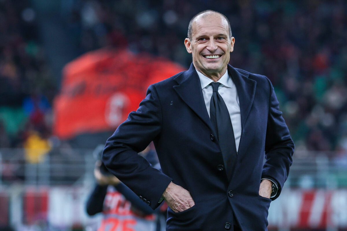 Max Allegri sorride a bordo campo