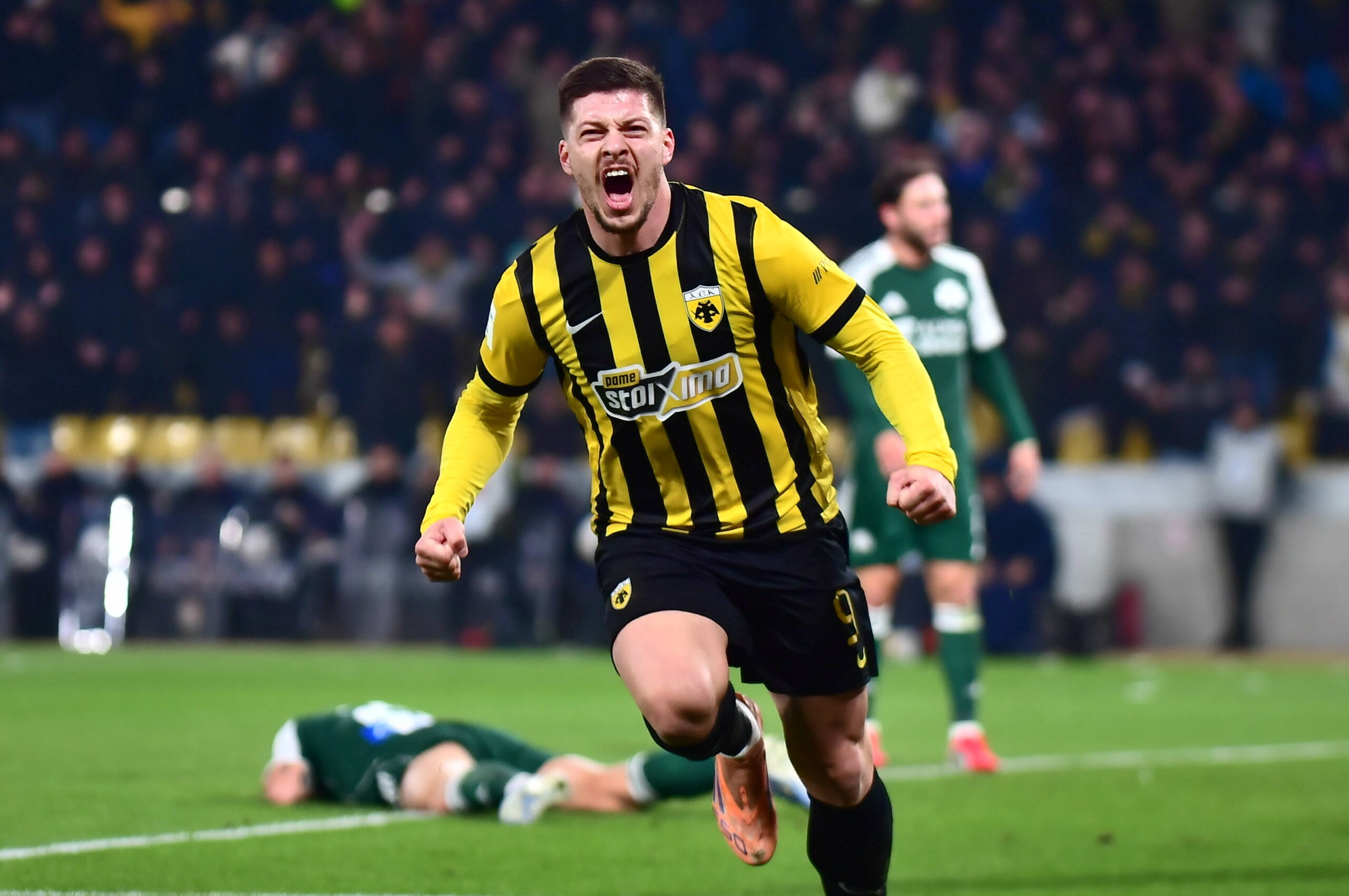 Jovic brilla con la maglia dell'Aek Atene