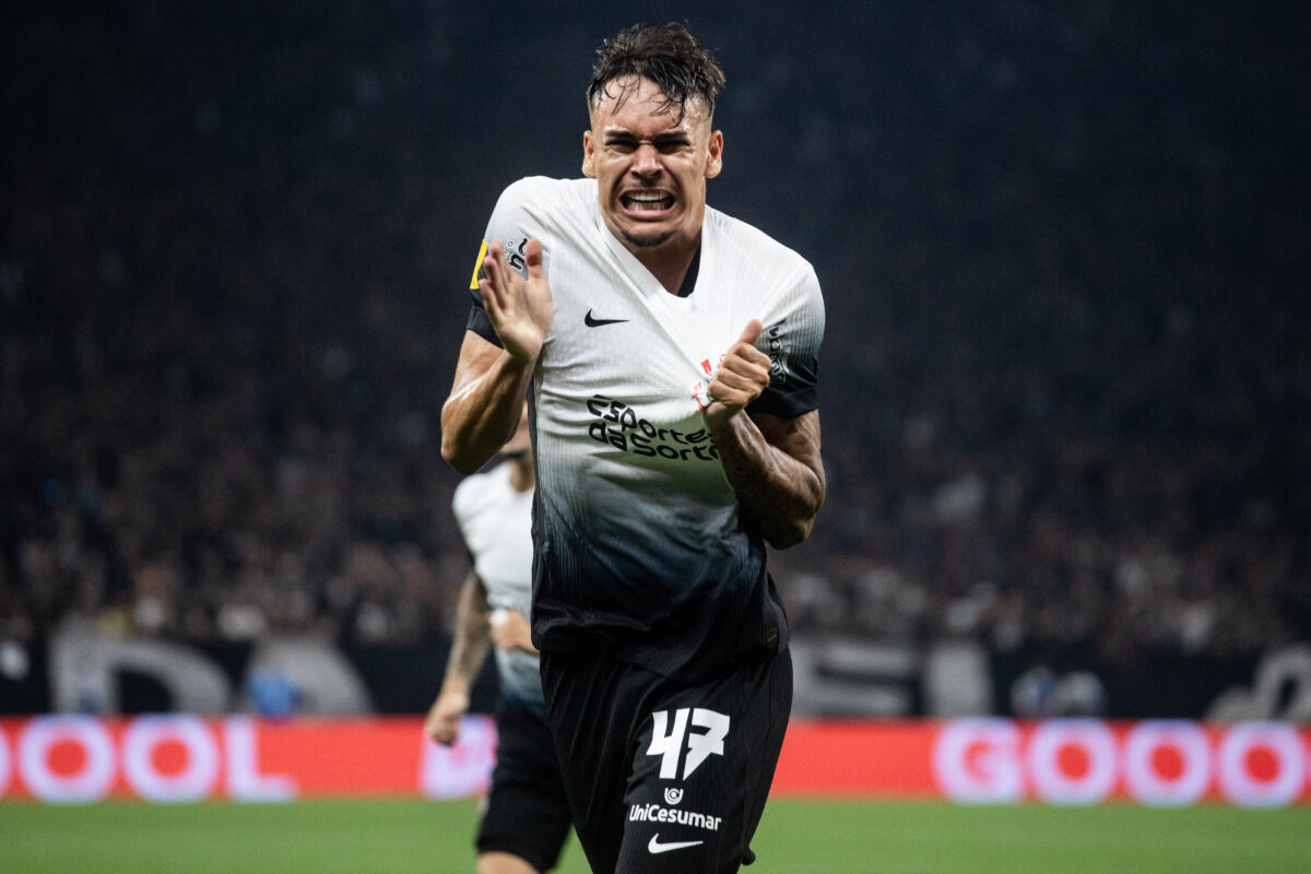 Tchoca celebra il suo primo gol col Corinthians