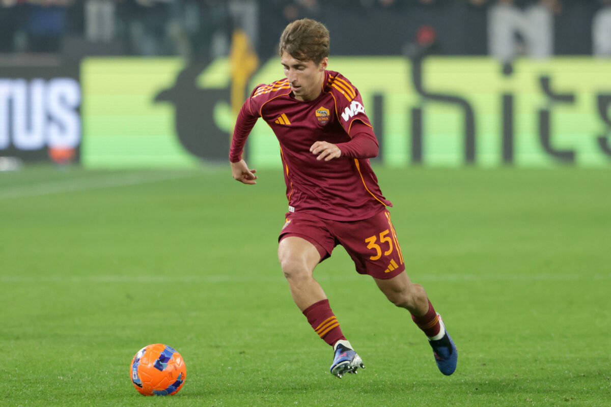 Tommaso Baldanzi in campo con la Roma