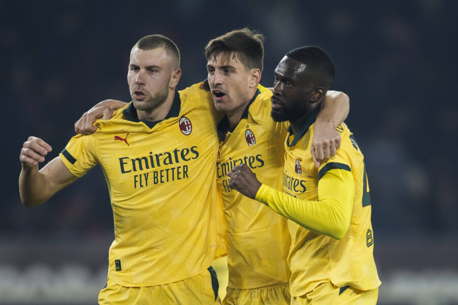 I difensori del Milan esultano dopo una vittoria