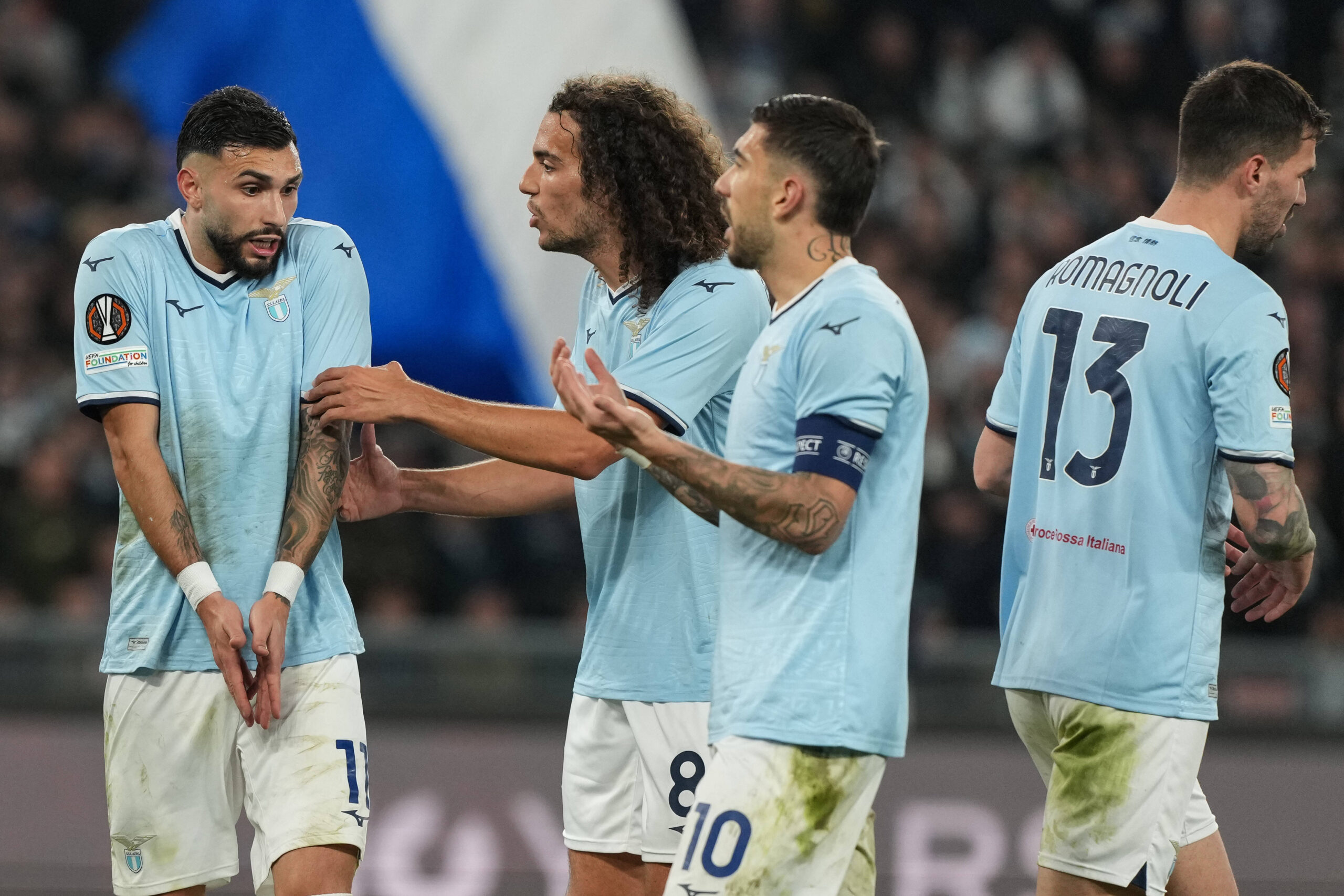 Zaccagni e Guendouzi a colloquio con Castellanos in una partita di Europa League