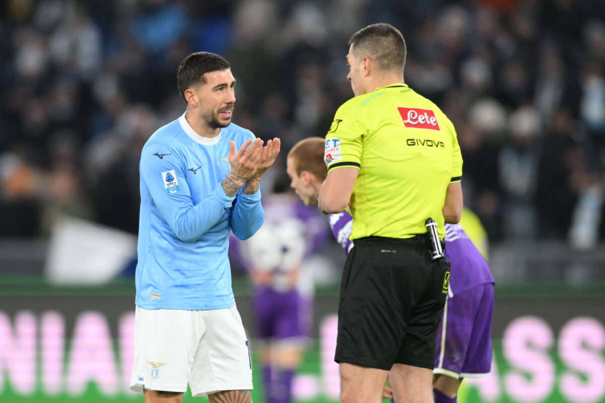 Zaccagni protesta con l'arbitro Sozza durante Lazio Fiorentina