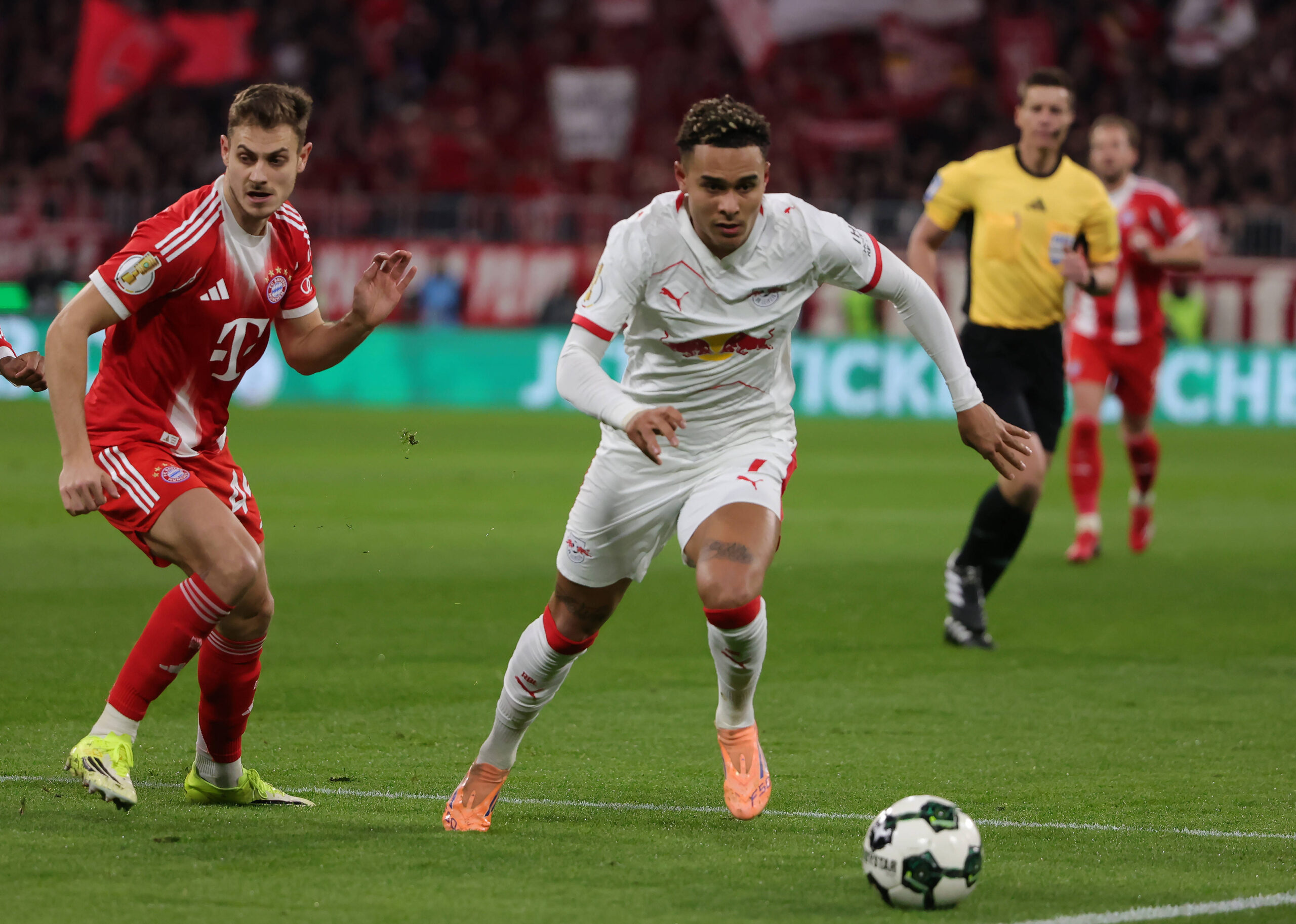 Nusa in azione con la maglia del Lipsia