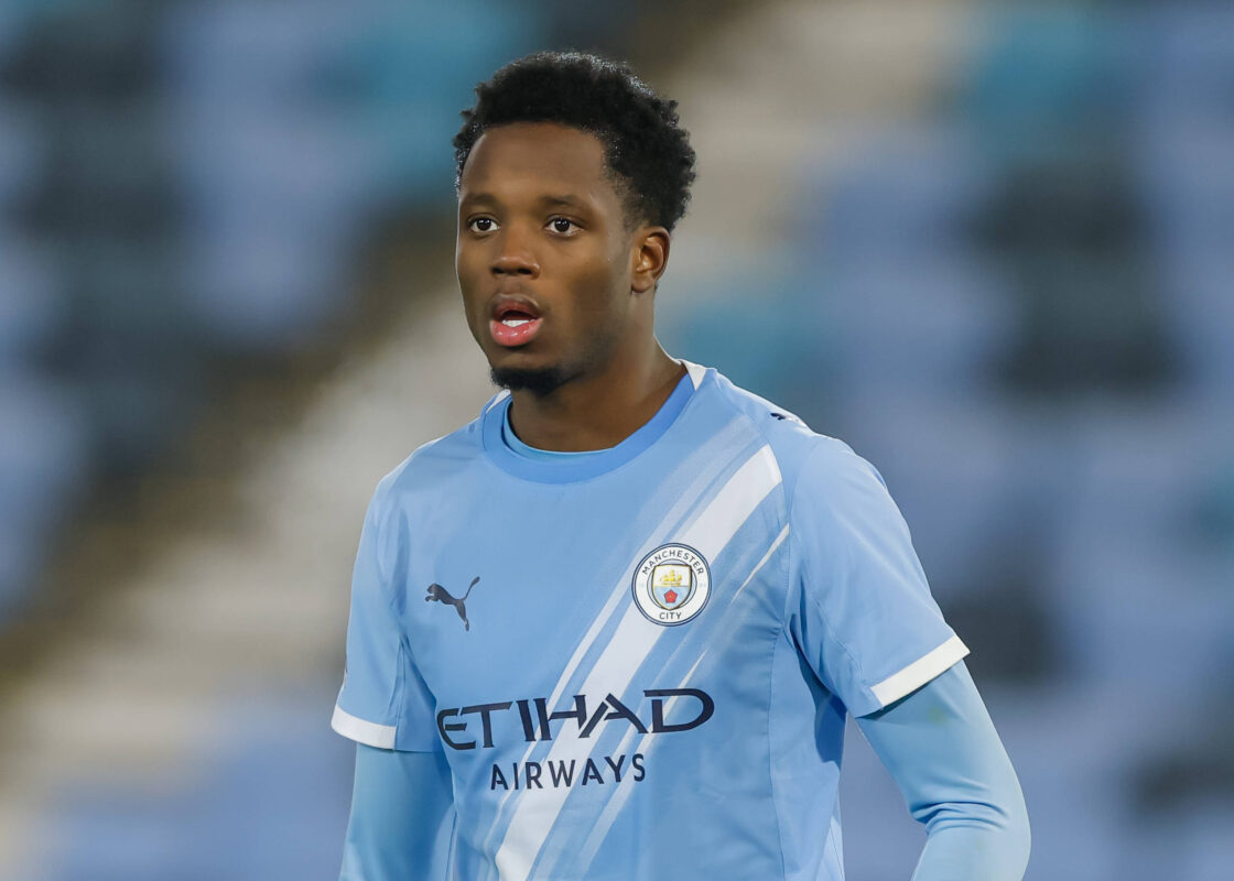 Justin Oboavwoduo con la maglia delle giovanili del Manchester City