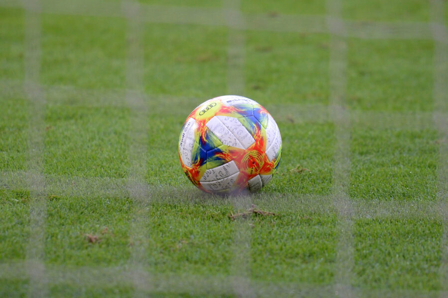 Pallone in campo da calcio