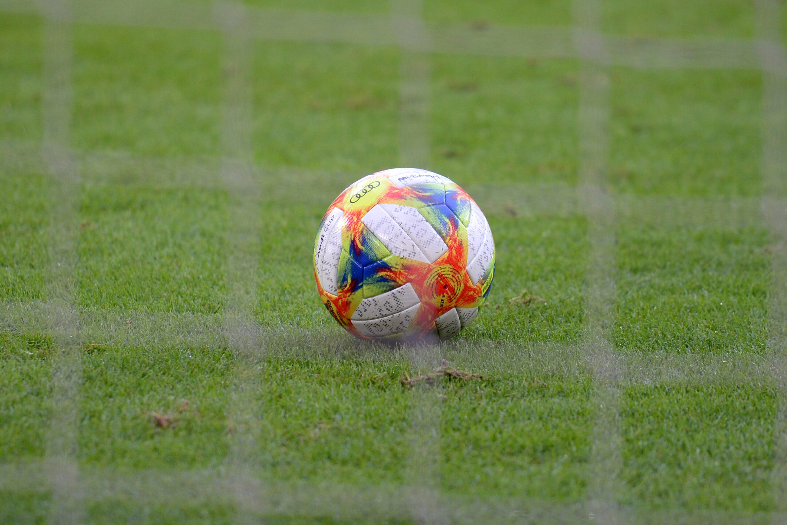 Pallone in campo da calcio