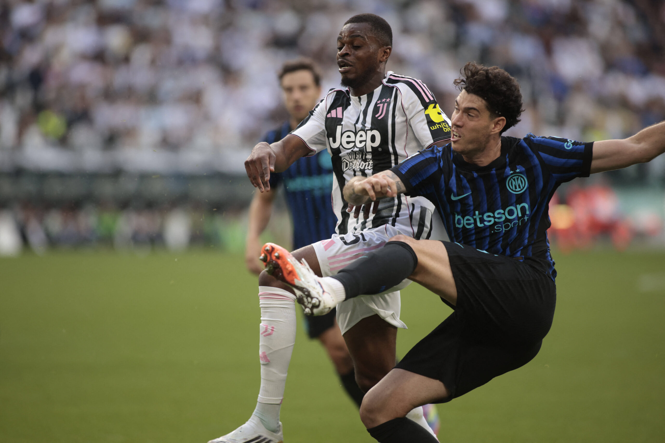 Kalulu e Bastoni durante Juventus-Inter