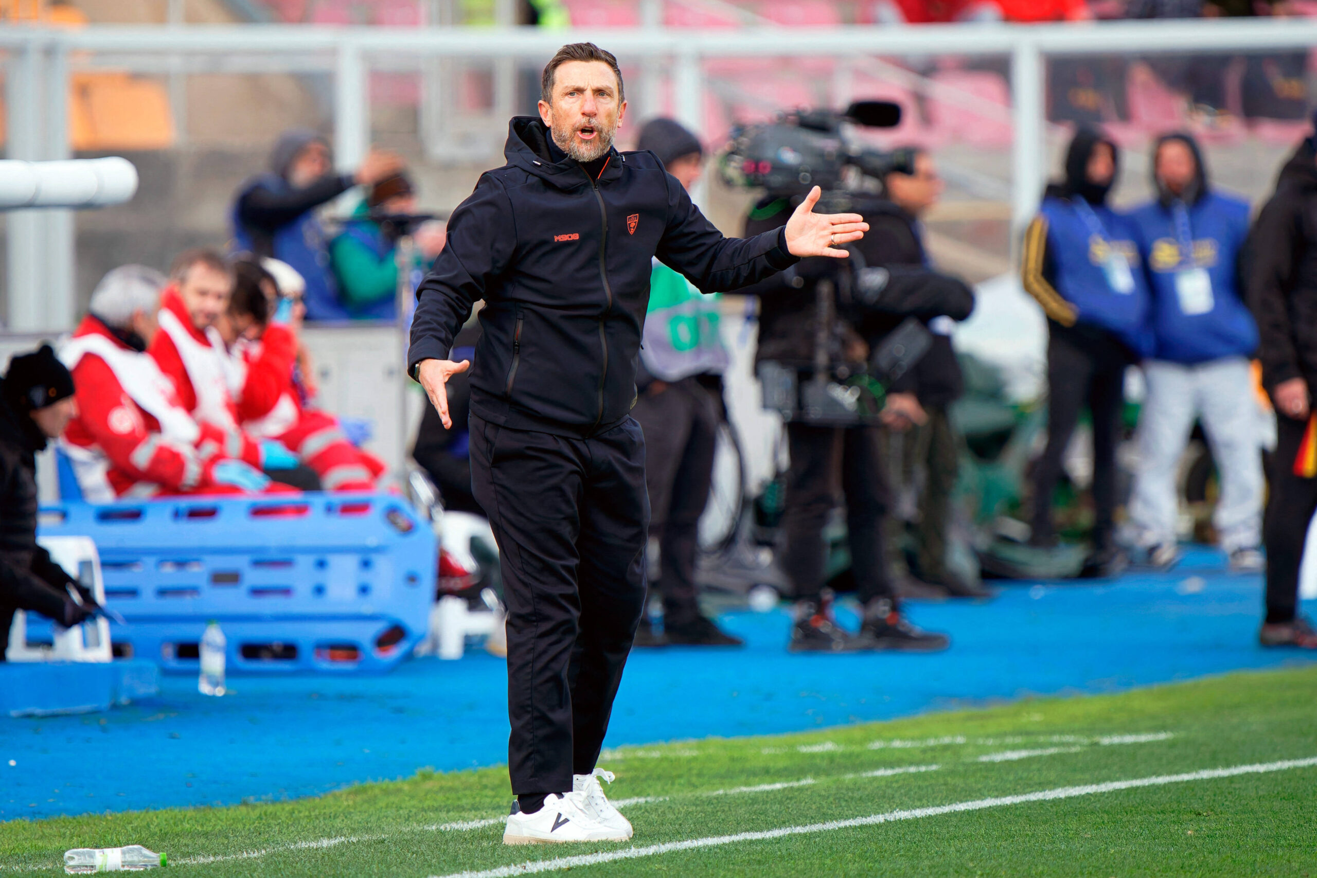 Di Francesco dà indicazioni ai suoi giocatori