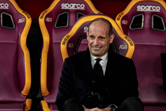 Max Allegri sorride seduto in panchina