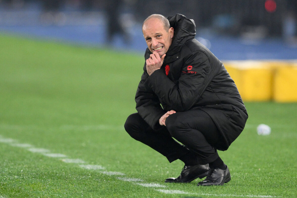 Max Allegri accovacciato a bordo campo