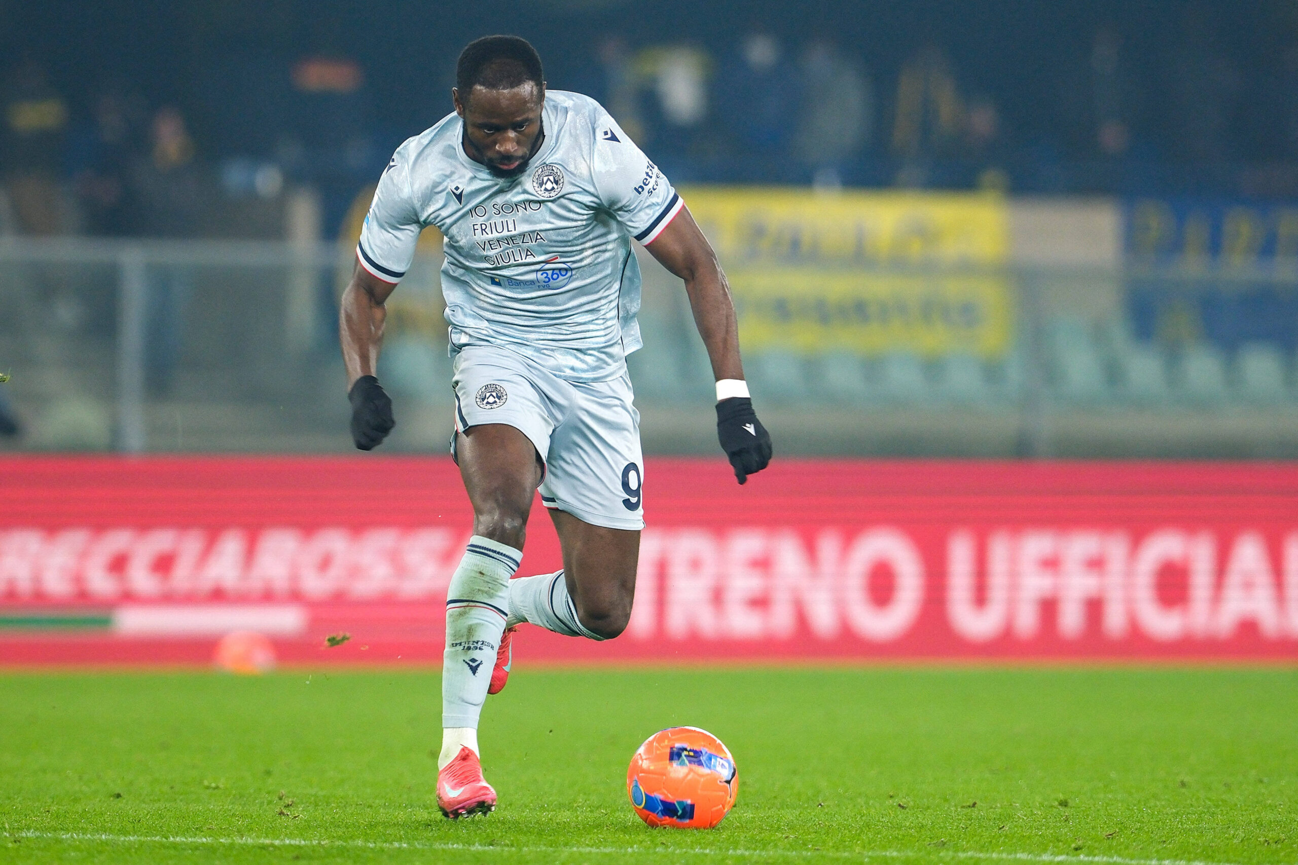 Davis attaccante dell'Udinese ina zione contro il Verona