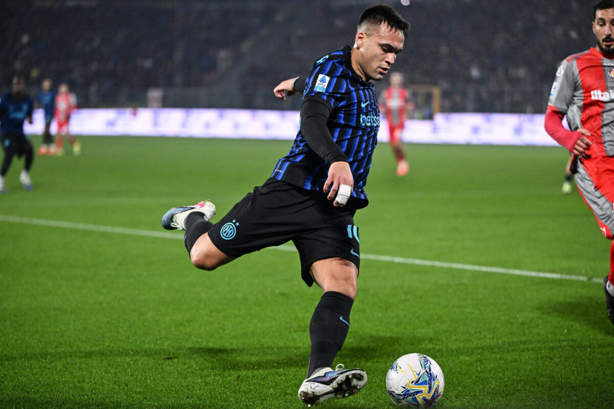 Lautaro Martinez si prepara a calciare il pallone