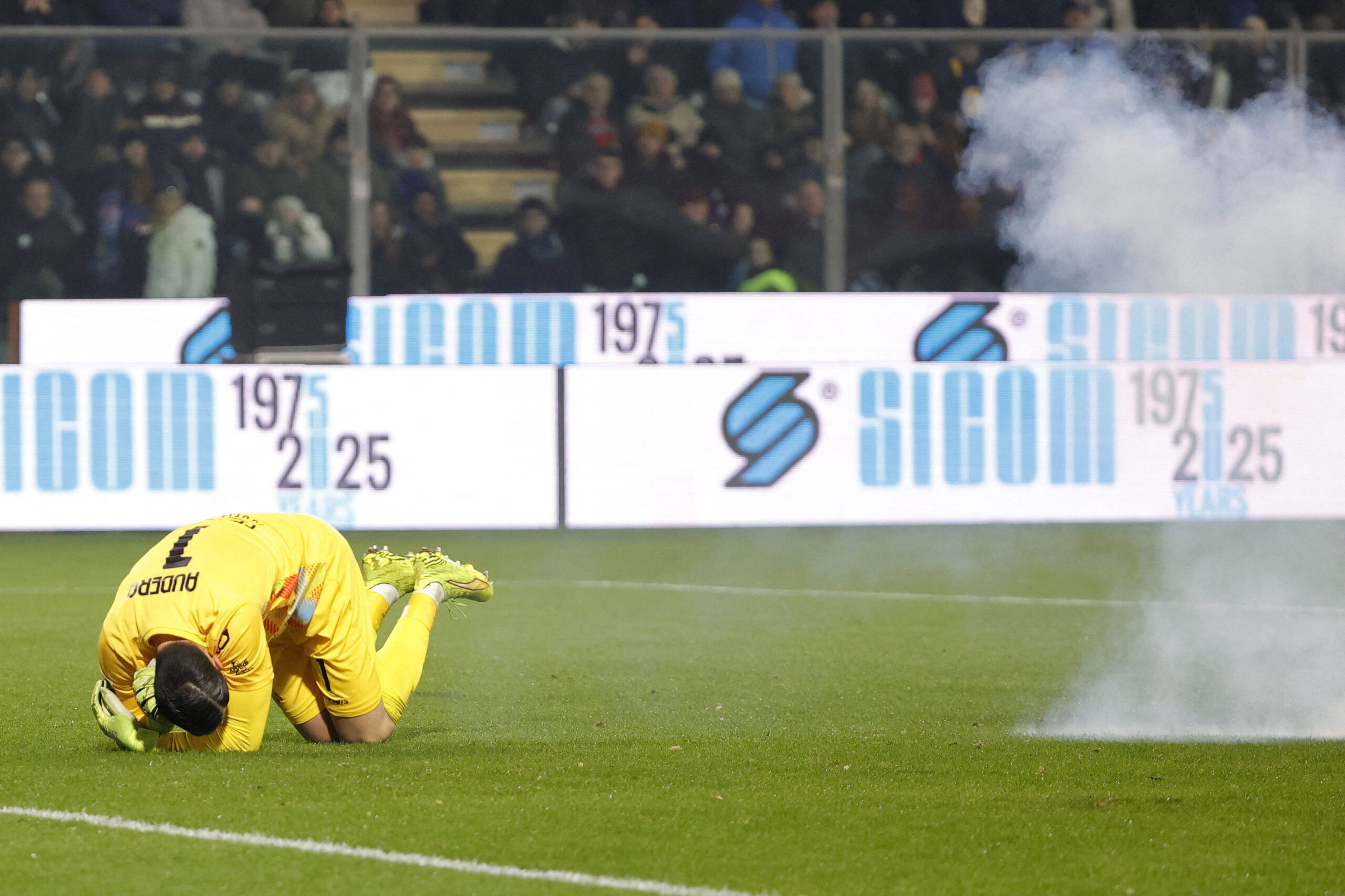 Audero colpito da un petardo durante Cremonese-Inter