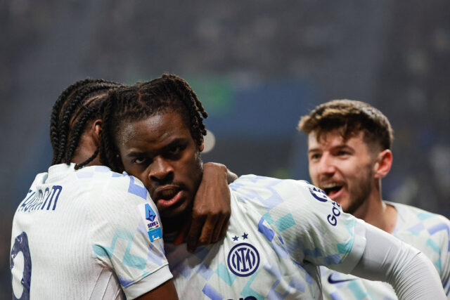 Bisseck esulta dopo il gol al Sassuolo