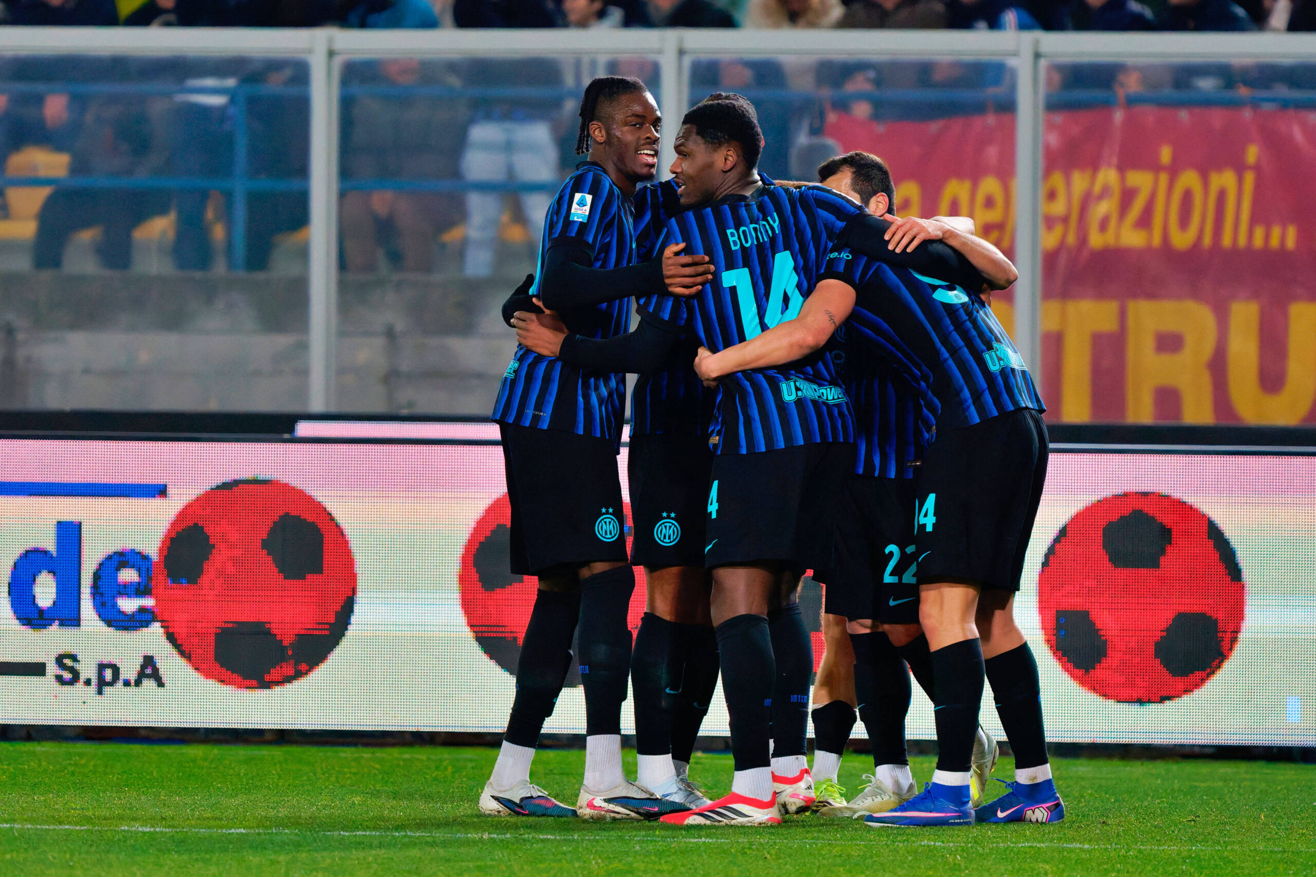 Giocatori dell'Inter esultano dopo un gol al Lecce