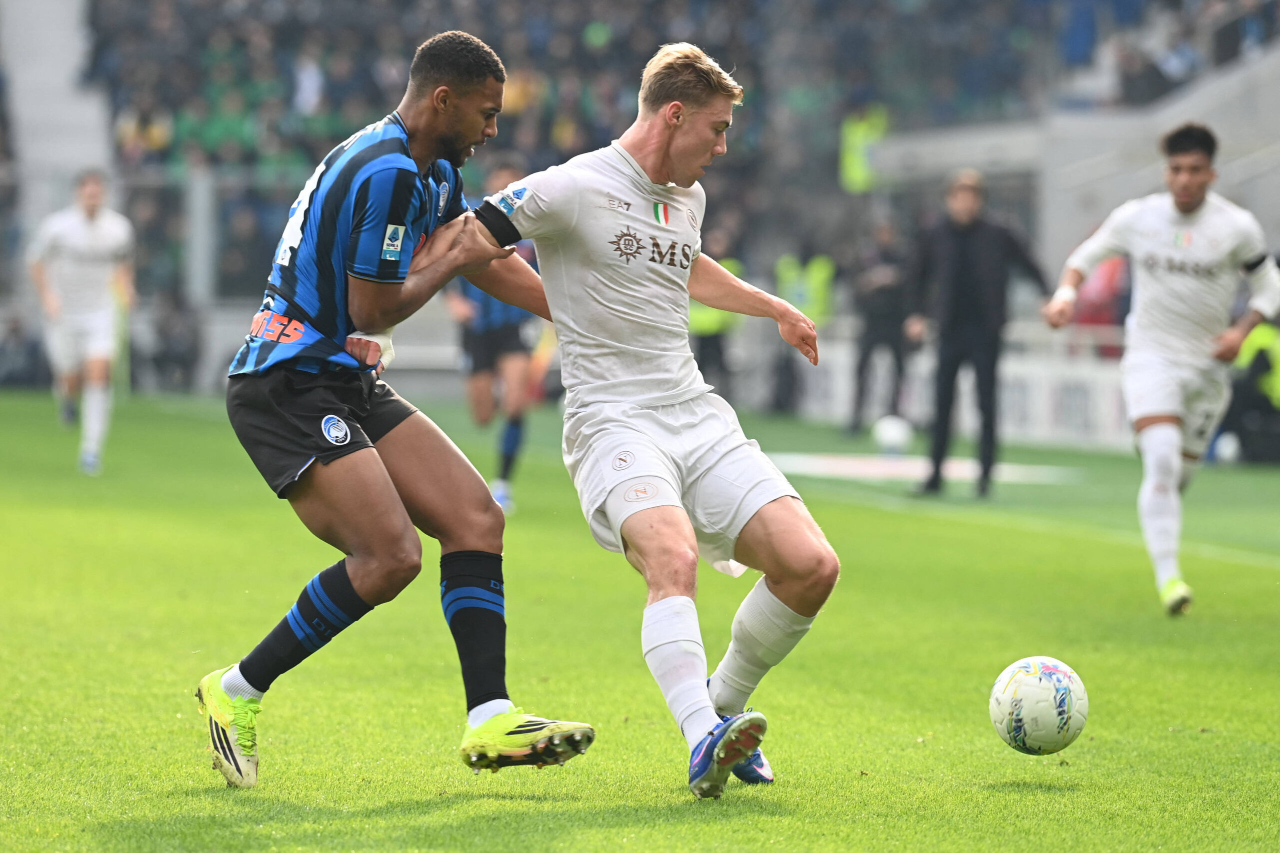 Contatto tra Hojlund e Hien durante Atalanta-Napoli