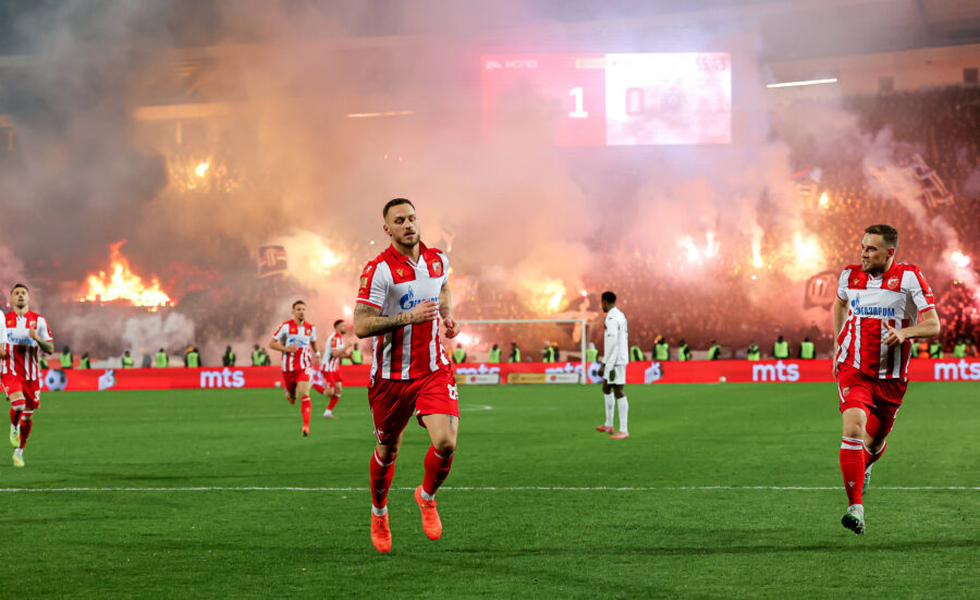 Arnautovic durante il derby di Belgrado