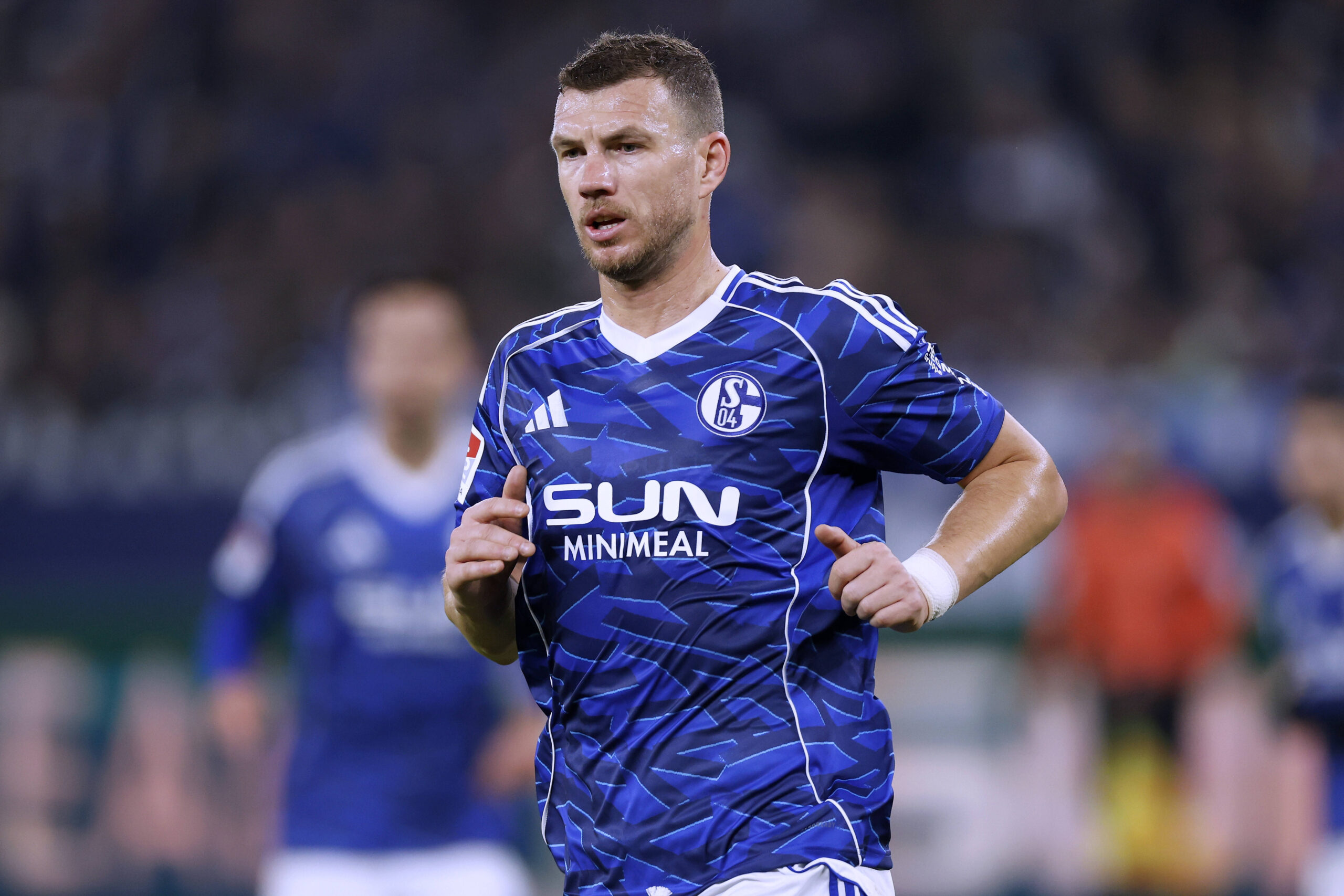 Dzeko in azione con lo Schalke 04